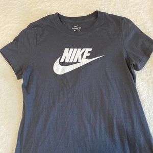 🤍 Women’s Grey Nike Tee
